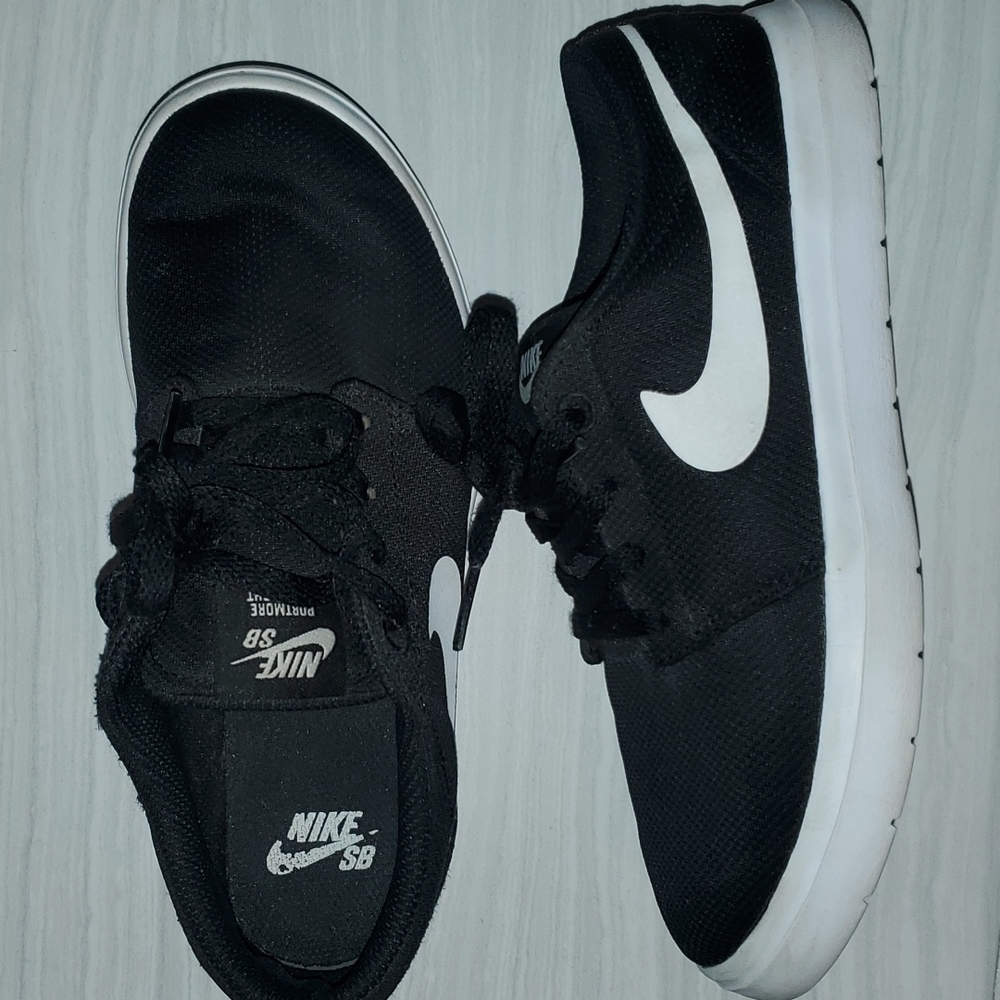Kids Black&White Nike shoes